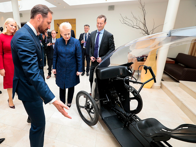 The Crown Prince and Crown Princess together with President Dalia Grybauskaitė take a closer look at the CityQ bicycle by founder Morten Rynning before the opening of the seminar. Photo: Lise Åserud / NTB scanpix. 